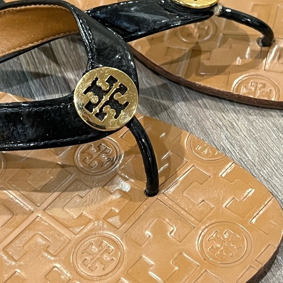 Barely Used Tory Burch Size 8 Leather Black Gold Classic Sandal Shoe - Picture 5 of 8